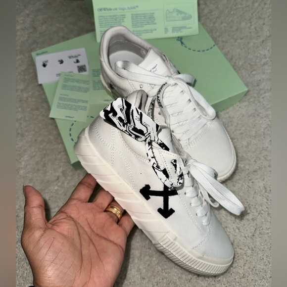 OFF WHITE - Picture 6 of 8